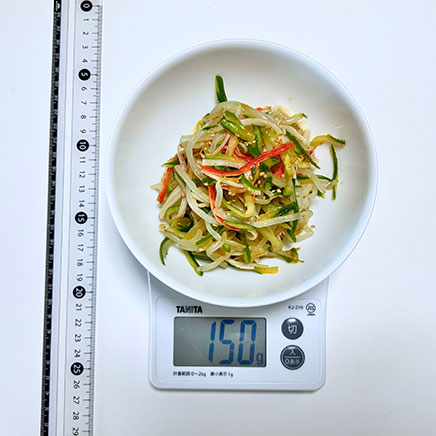 中皿1皿分のもやしとカニカマの和え物