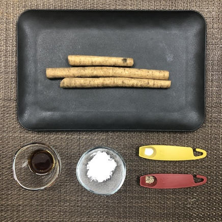 中皿1皿分のごぼうのピリ辛揚げに使った材料（ごぼう・醤油・片栗粉・塩・黒こしょう）