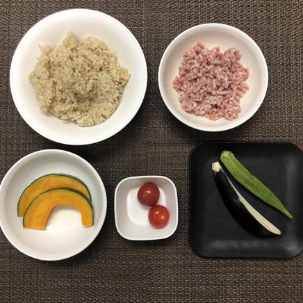 大皿1皿分の玄米のカレーに使った材料(玄米・豚挽き肉・かぼちゃ・ミニトマト・オクラ・なす)