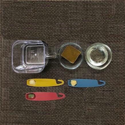 大皿1皿分の玄米のカレーに使った調味料(おろし生姜・おろしにんにく・水・カレールー・サラダ油・乾燥パセリ)