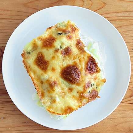 中皿にうつしたグラタン皿1皿分・1人前のゴルゴンゾーラポテトグラタン