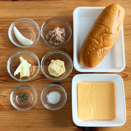 1個分のツナとチーズのパニーニに使った材料(コッペパン、ツナ、玉ねぎ、チェダーチーズ、マヨネーズ、塩、こしょう、バター)