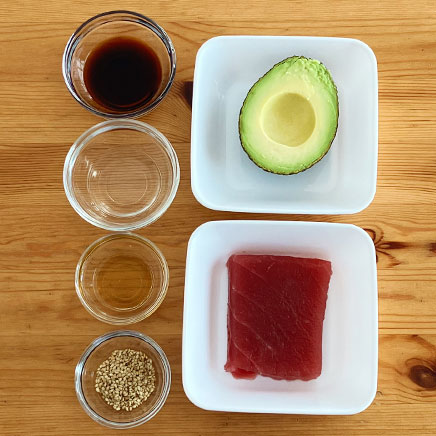 小皿１皿分のポキサラダに使用した材料（アボカド、マグロ、醤油、みりん、ごま油、ごま）