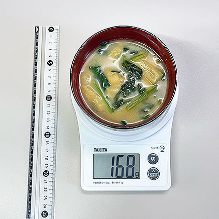 御椀1杯分のほうれん草と油揚げの味噌汁