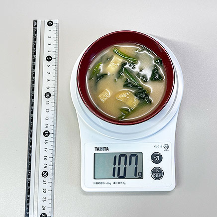 小汁椀1杯分のほうれん草と油揚げの味噌汁