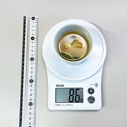 小椀1杯分のほうれん草と油揚げの味噌汁