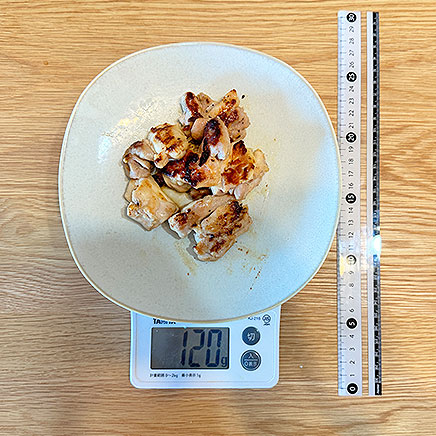 中皿1皿分の鶏肉の塩コショウ焼き