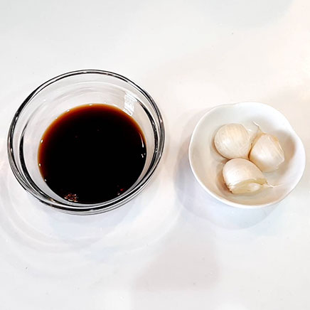 豆鉢1杯分のにんにくの醤油漬けに使用した材料(醤油、にんにく)