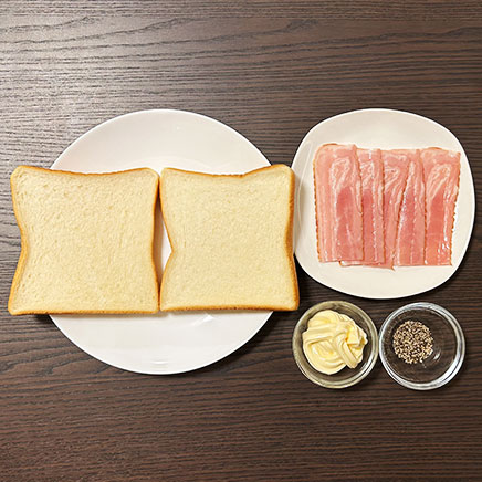 食パン2枚分のベーコントーストに使用した材料(食パン、ベーコン、マヨネーズ、黒こしょう)