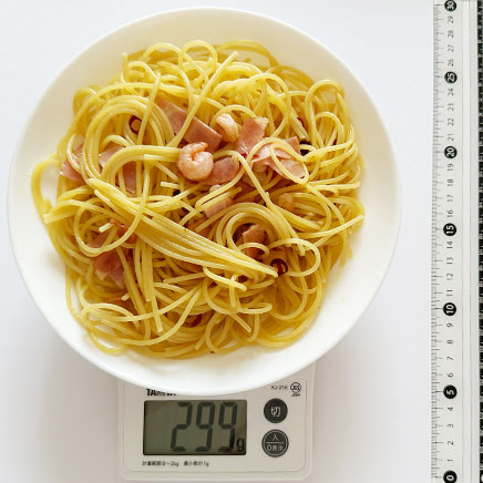 中皿1皿分のエビとベーコンのペペロンチーノ