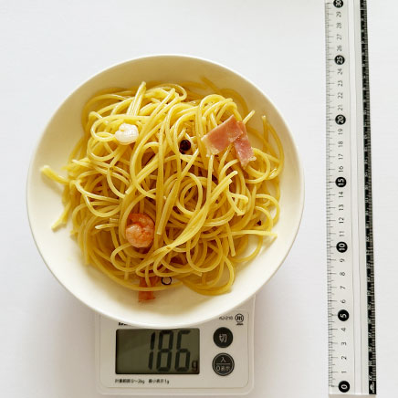 深皿1皿分のエビとベーコンのペペロンチーノ