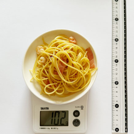 小皿1皿分のエビとベーコンのペペロンチーノ