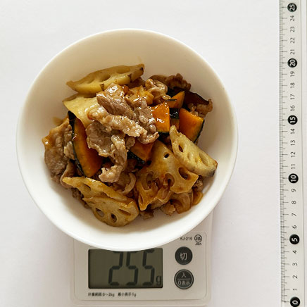 中皿1皿分のかぼちゃとれんこんと豚肉の甘酢炒め