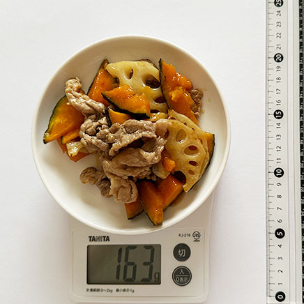 小皿1皿分のかぼちゃとれんこんと豚肉の甘酢炒め