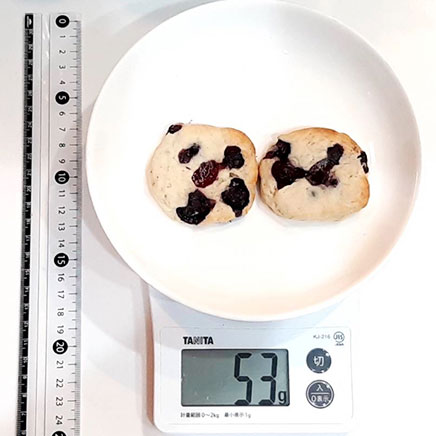 2枚のブルーベリークッキー