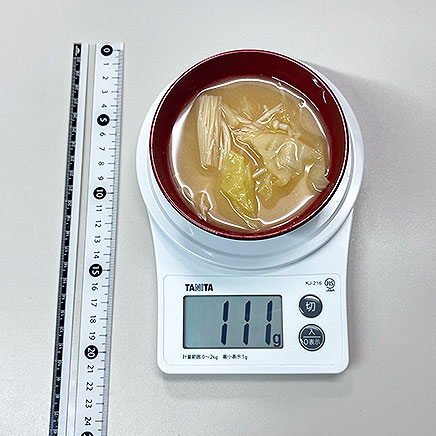 中椀1杯分のキャベツとえのきの味噌汁