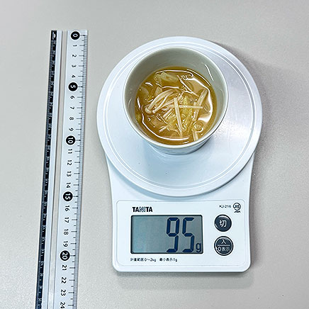 小椀1杯分のキャベツとえのきの味噌汁