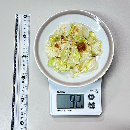 中皿1皿分のキャベツの梅肉和え