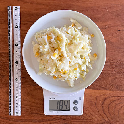 大皿1皿分のコーンとキャベツのサラダ