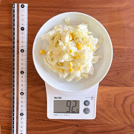 中皿1皿分のコーンとキャベツのサラダ