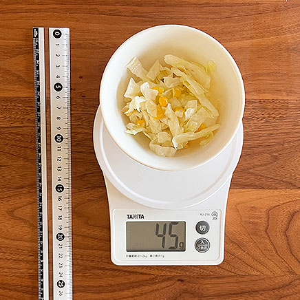 小鉢1杯分のコーンとキャベツのサラダ