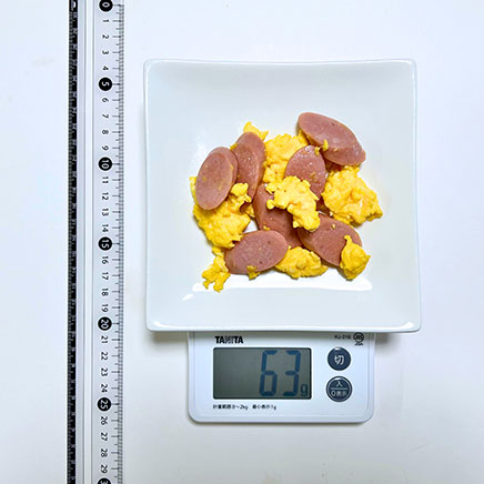 中皿1皿分の魚肉ソーセージの卵炒め