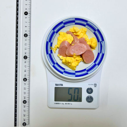 小皿1皿分の魚肉ソーセージの卵炒め