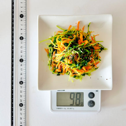 中皿1皿分の豆苗と人参のナムル