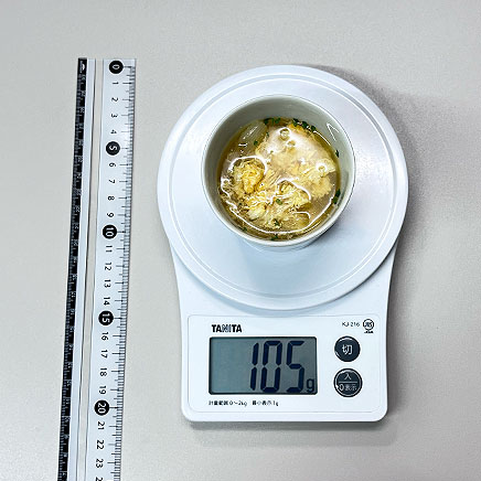 スープカップ1杯分の卵のコンソメスープ