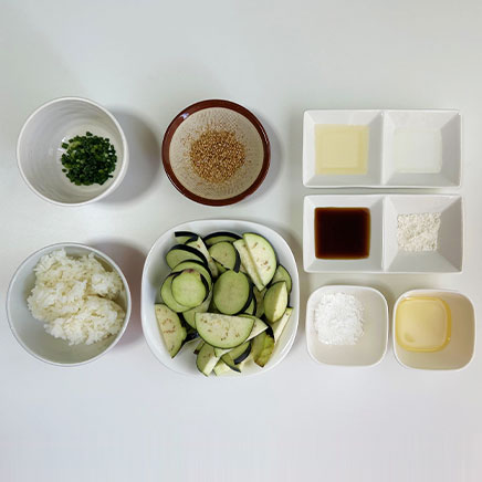 丼1杯分のなす丼に使った材料（なす、ご飯、片栗粉、サラダ油、料理酒、みりん、砂糖、 醤油、ごま、こねぎ）