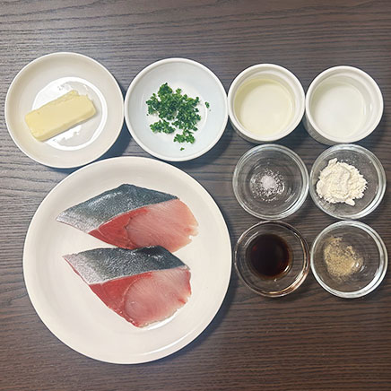 2切れ分のブリのムニエルに使用した材料(ブリの切り身、バター、みじん切りにしたパセリ、本みりん、サラダ油、塩、薄力粉、しょうゆ、こしょう)