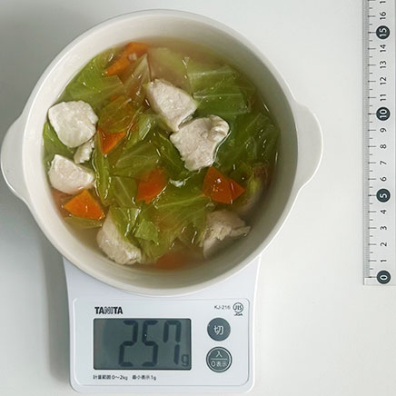 スープボウル1杯分の鶏胸肉のスープ