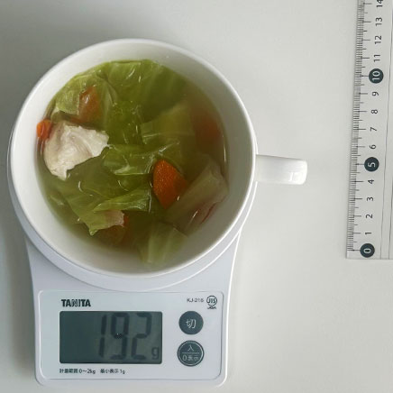 スープカップ1杯分の鶏胸肉のスープ