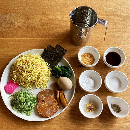 ラーメン丼1杯分の生姜ラーメンに使用した材料(中華麺、水、醤油、顆粒中華だし、風味調味料、おろし生姜、黒こしょう、ネギ、チャーシュー、メンマ、なると、煮卵、ほうれん草、海苔)