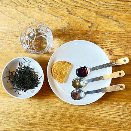 小皿1皿分の切り昆布とさつま揚げの煮物に使った材料（刻み昆布、さつま揚げ、水、醤油、みりん、チリペッパー）