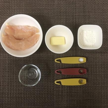 ささみ2本分のささみのソテーに使った材料(ささみ・小麦粉・塩・こしょう・黒こしょう・バター・サラダ油)