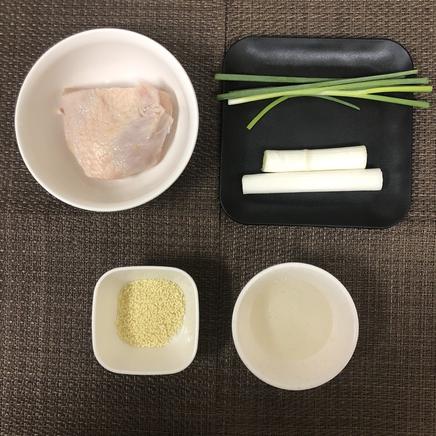 中皿1皿・1人前の鶏むね蒸しに使った材料(鶏胸肉・ネギ・中華だし・料理酒・小ネギ)