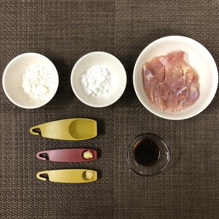 中皿1皿・1人前の鶏もも肉皮なしの唐揚げに使った材料(鶏肉・片栗粉・小麦粉・醤油・料理酒・おろし生姜・おろしにんにく)