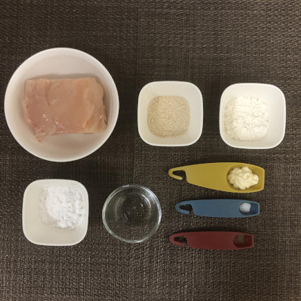 中皿1皿・1人前の鶏胸肉のフライに使った材料(鶏胸肉・マヨネーズ・料理酒・コンソメ・塩・こしょう・小麦粉・片栗粉)