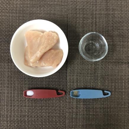 中皿1皿分の鶏胸肉の素揚げに使った材料(鶏胸肉・塩・こしょう・料理酒)
