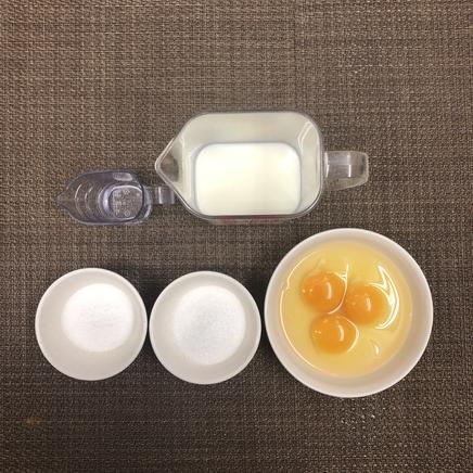 プリンカップ3分の堅焼きプリンに使った材料（卵・グラニュー糖・水・牛乳）