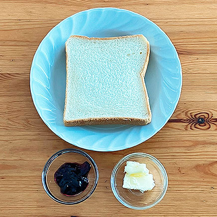 食パン1枚分のブルーベリージャムトーストに使用した材料(食パン、ブルーベリージャム、バター)