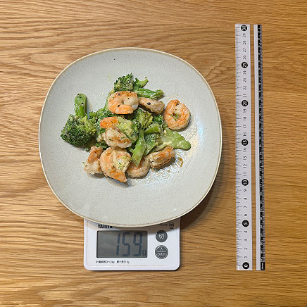 中皿1皿分のえびとブロッコリーのマヨネーズ炒め