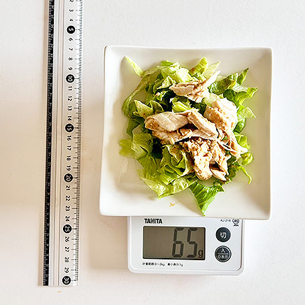 中皿1皿分のささみとレタスのごまドレッシングサラダ