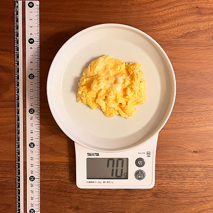 中皿1枚分のチーズスクランブルエッグ