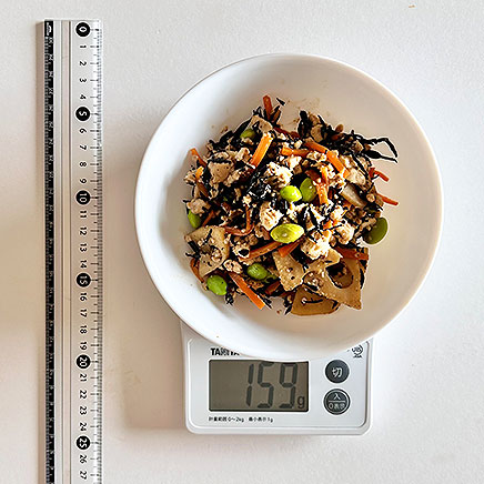 中皿1皿分の豆腐とひじきの煮物