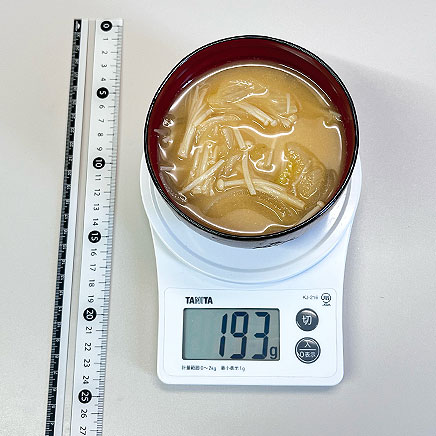 御椀1杯分の玉ねぎとえのきの味噌汁