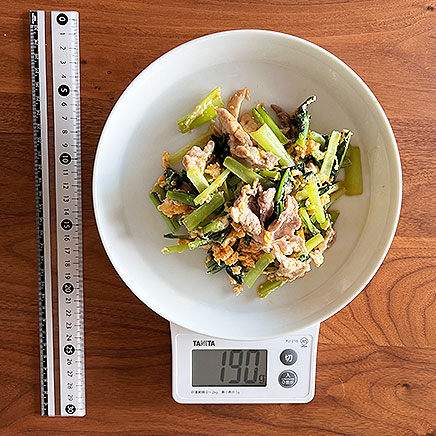 大皿1皿分の小松菜と豚肉と卵のオイスター炒め