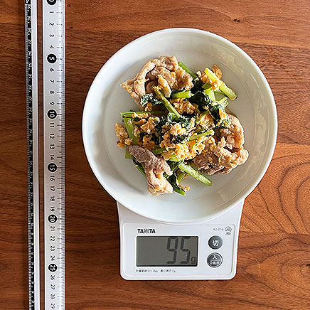 中皿1枚分の小松菜と豚肉と卵のオイスター炒め