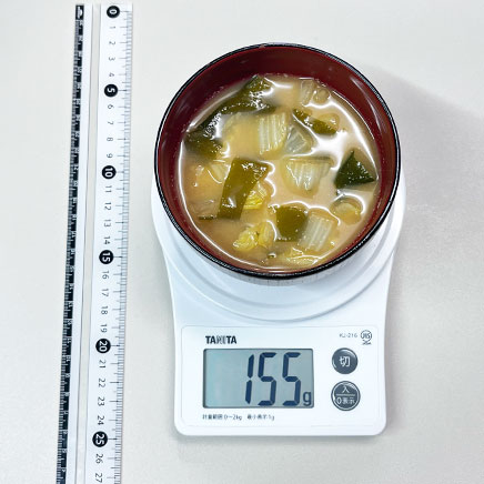 汁椀1杯分の白菜とわかめの味噌汁